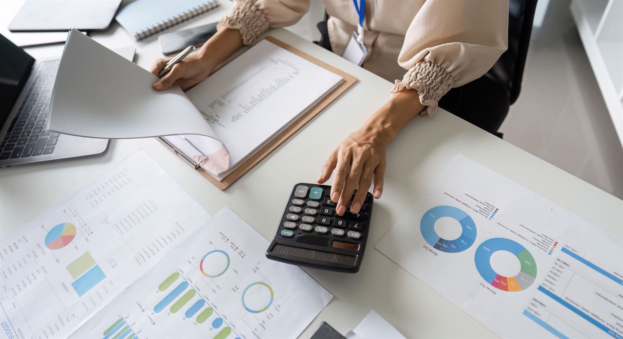 Expert-comptable effectuant des calculs financiers au Luxembourg