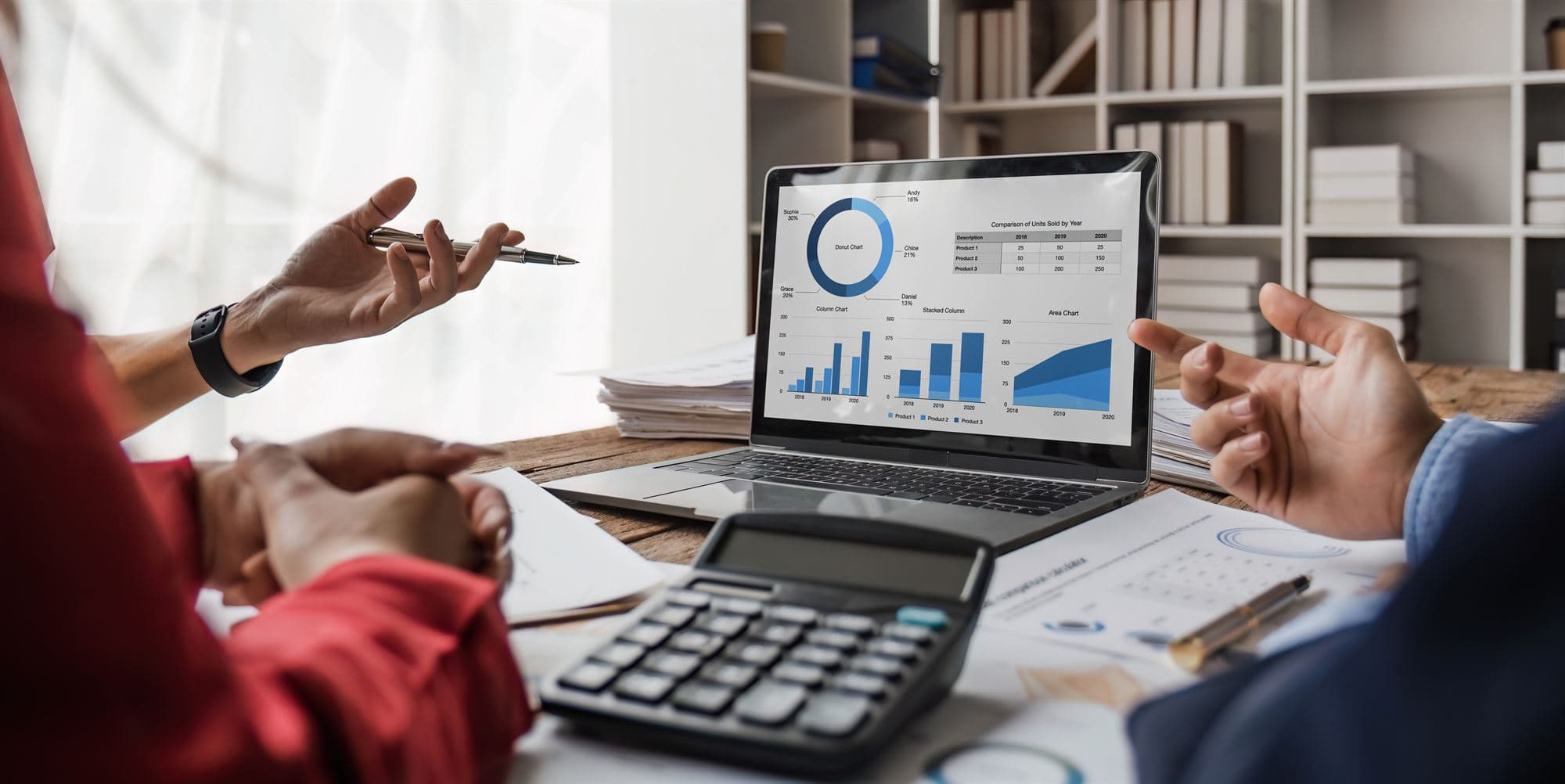 Réunion de conseil autour d’indicateurs financiers