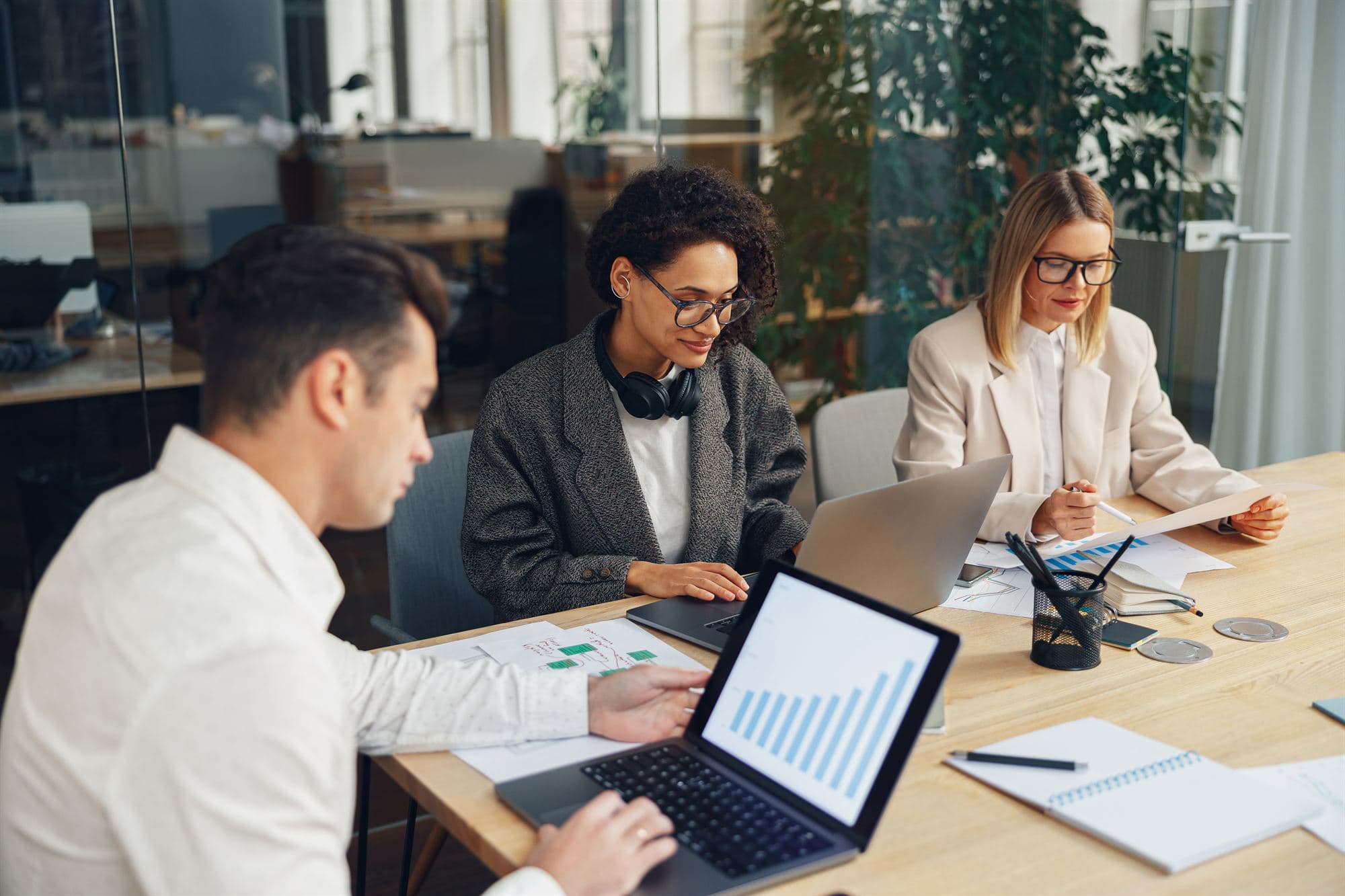 Collaborateurs travaillant ensemble dans un bureau